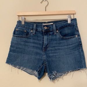🎉HP🎉 Levi’s Mid Rise Jean Shorts